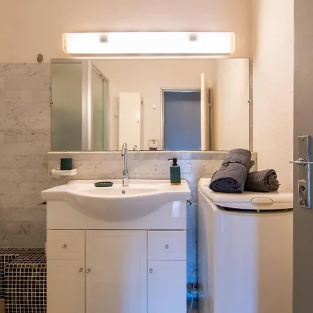 Spacieux Cabine-parking Gratuit-clim-proche Centre & Mer-vue Port Lgm *